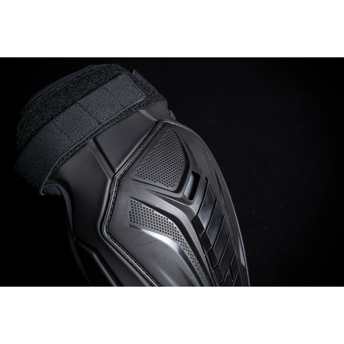 Kolenní chrániče ICON KNEE FIELD ARMOR 3 černé vel. L/XL