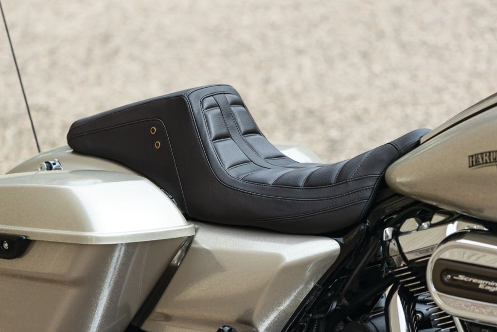 Sedadlo motocyklu MUSTANG Squareback pro Harley-Davidson  FLHT/FLHR/FLHX/FLTRX/FLTRU 2008-2021