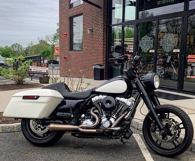 Sedadlo motocyklu MUSTANG Squareback pro Harley-Davidson  FLHT/FLHR/FLHX/FLTRX/FLTRU 2008-2021