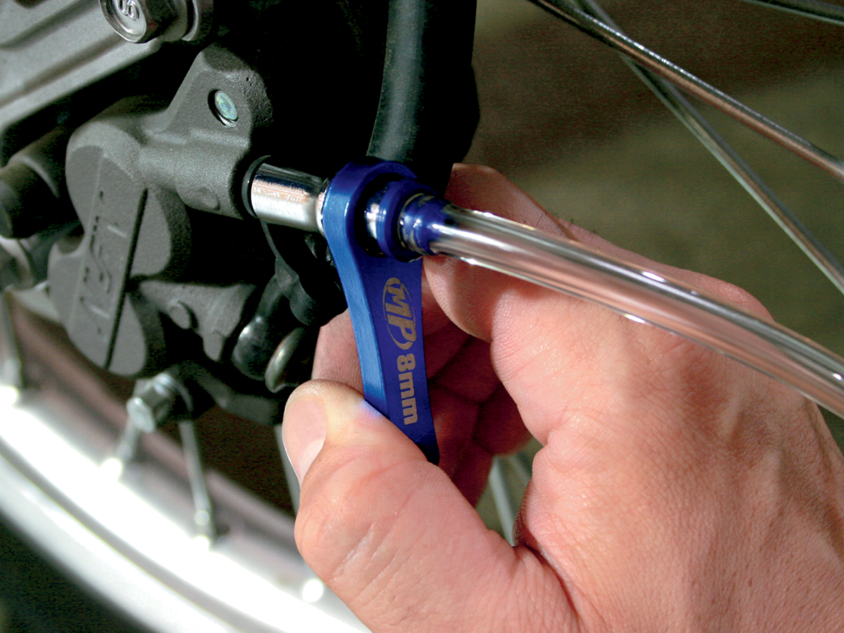 Přípravek pro odvzdušnění brzdového a hydraulického spojkového  systému MOTION PRO TOOL MINI BLEEDER 10MM