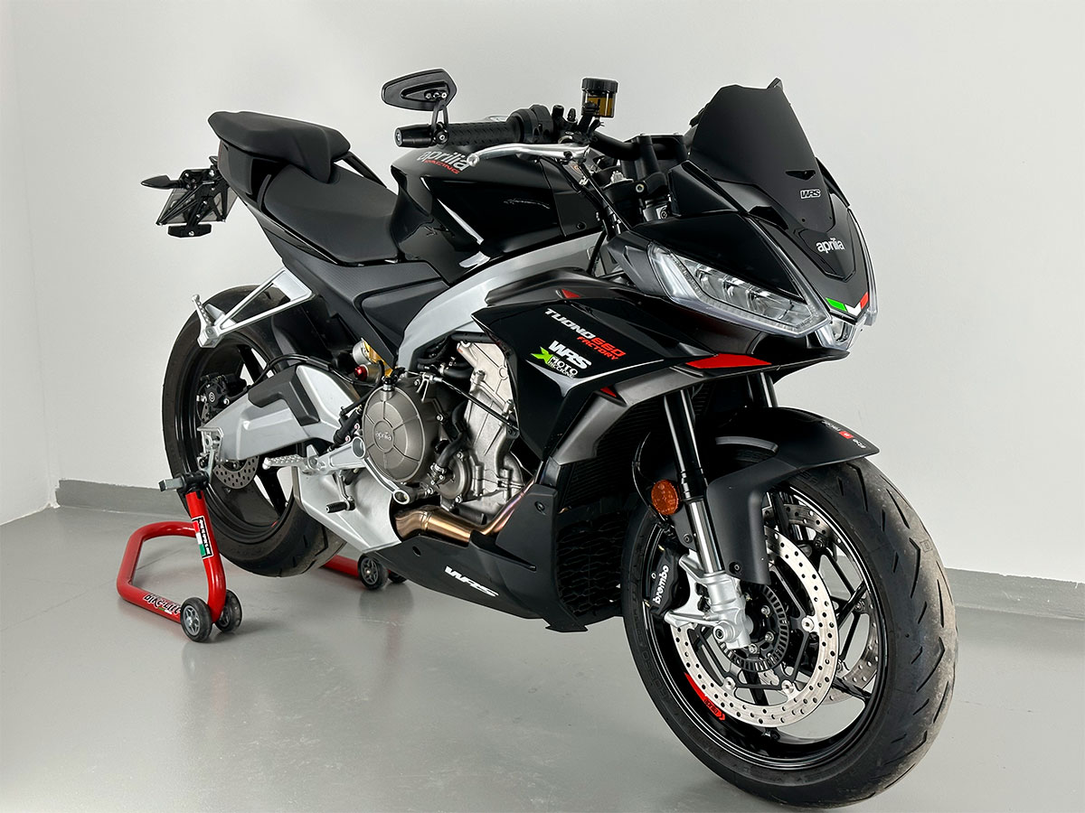 Plexi motocyklu WRS verze SPORT pro motocykly APRILIA TUONO V4 1100 RR ABS viz popis rok 2021-2023, výška 23,5 cm, šíře 34 cm, barva matná černá