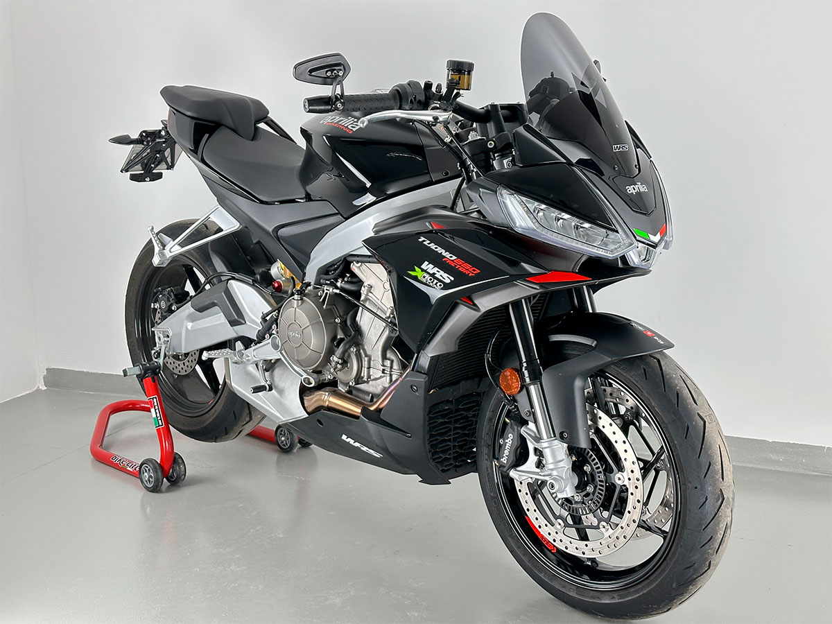 Plexi motocyklu WRS verze TOURING pro motocykly APRILIA TUONO V4 1100 RR ABS viz popis rok 2021-2023, výška 38,5 cm, šíře 34 cm, barva tmavě kouřová