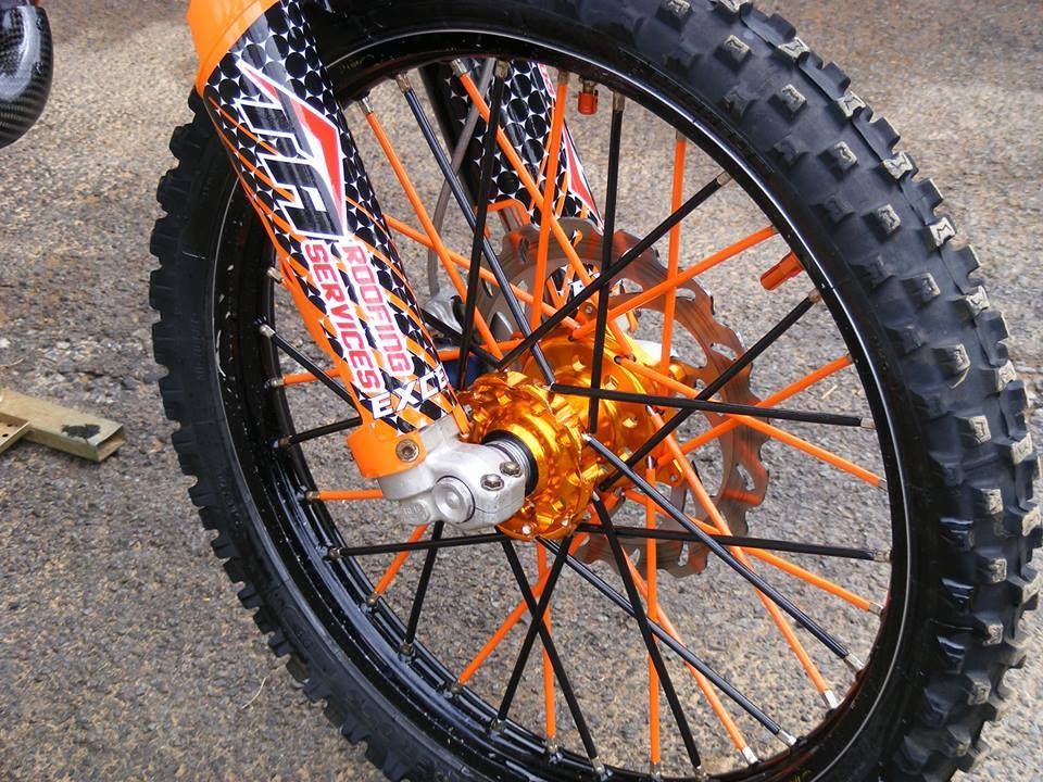a Plastové návleky na špice motocyklu MTZ - ČERNÁ/ŽLUTÁ - 19+19 kusů 