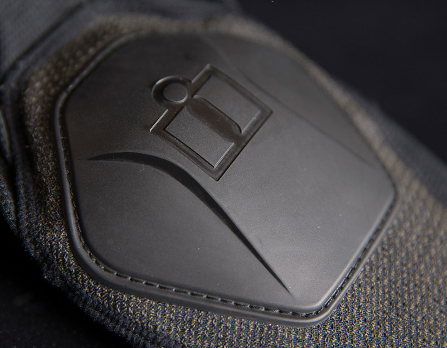 Ochranný kompresní rukáv s chrániči ICON FIELD ARMOR COMPRESSION ARMS vel. L/XL