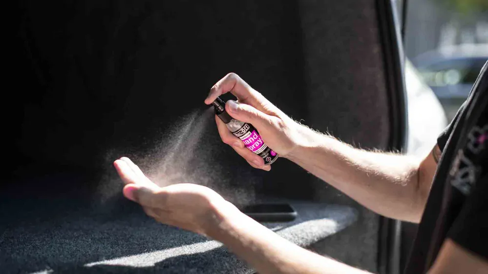 A Antibakteriální sprej na ruce MUC-OFF ANTIBACTERIAL SANITISING HAND SPRAY 250 ml 