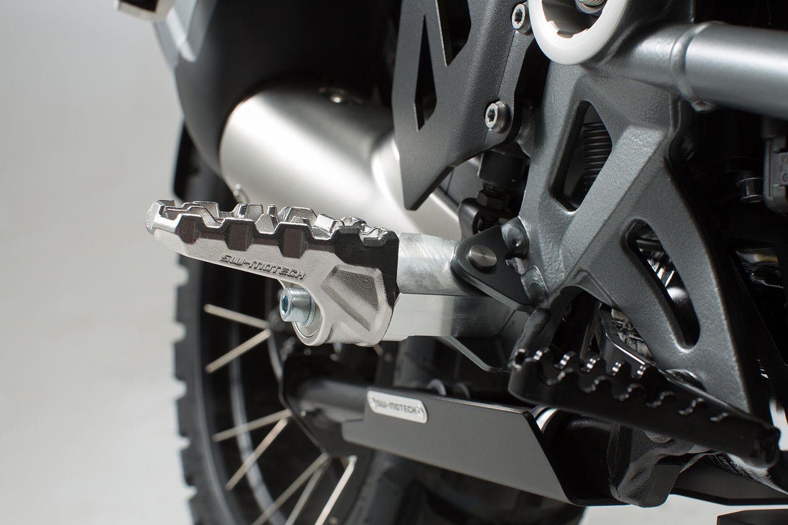 Sada stupaček motocyklu SW MOTECH EVO FOOTREST KITS pro KAWASAKI Versys 650 2015-2020