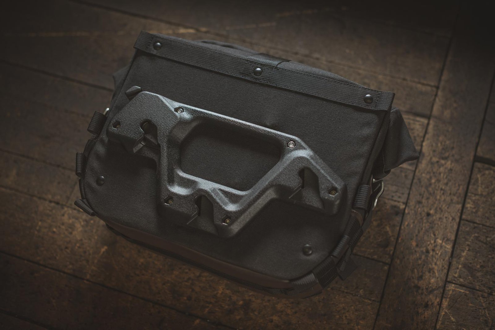 Boční vintage brašny na motocykl SW MOTECH LEGEND GEAR SYSTEM pro DUCATI Scrambler 2014-2020 - BARVA RAŠEN ČERNÁ