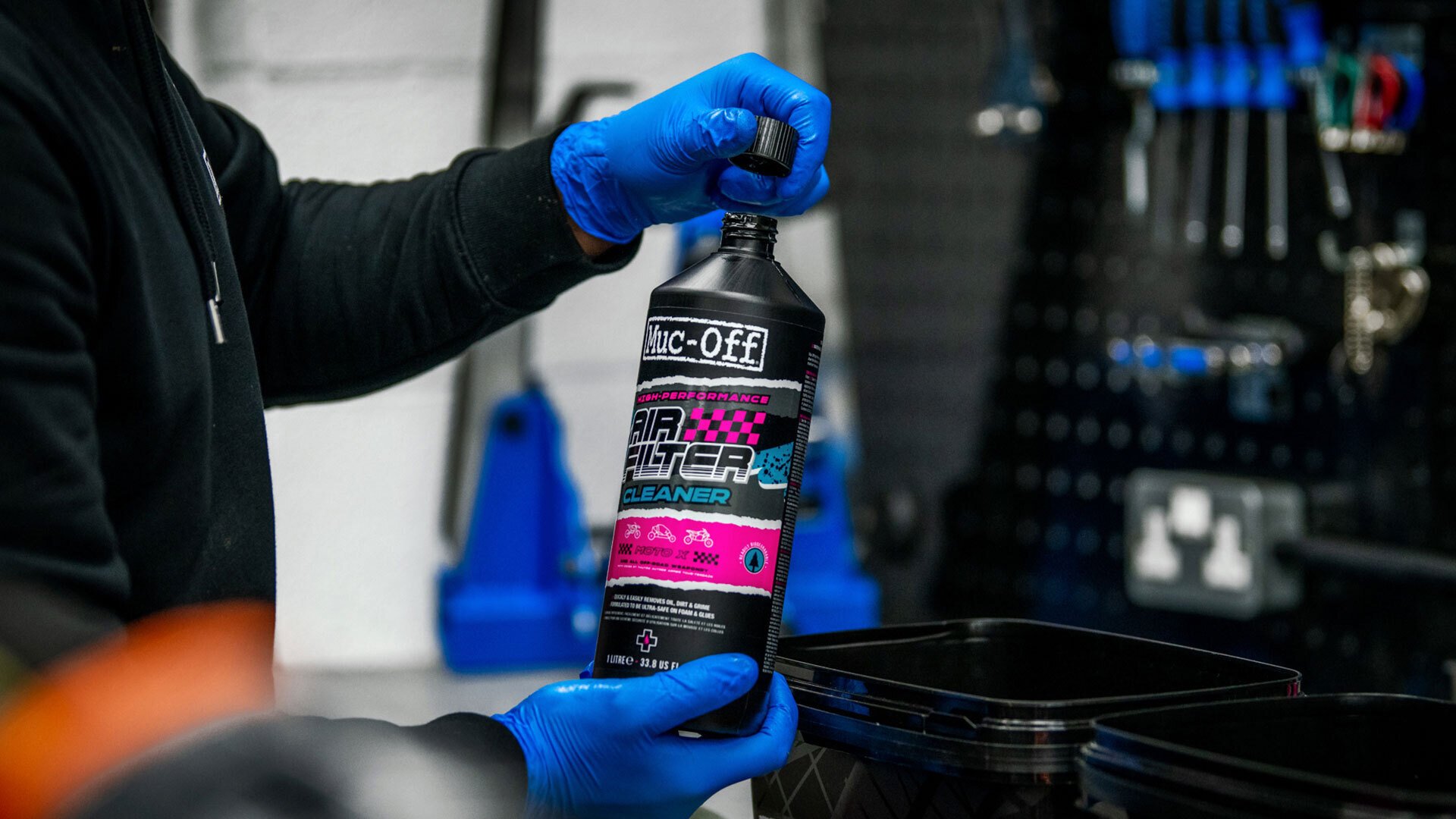 a Biologicky odbouratelný čistič na pěnové vzduchové filtry MUC-OFF AIR FILTER CLEANER 1 litr 