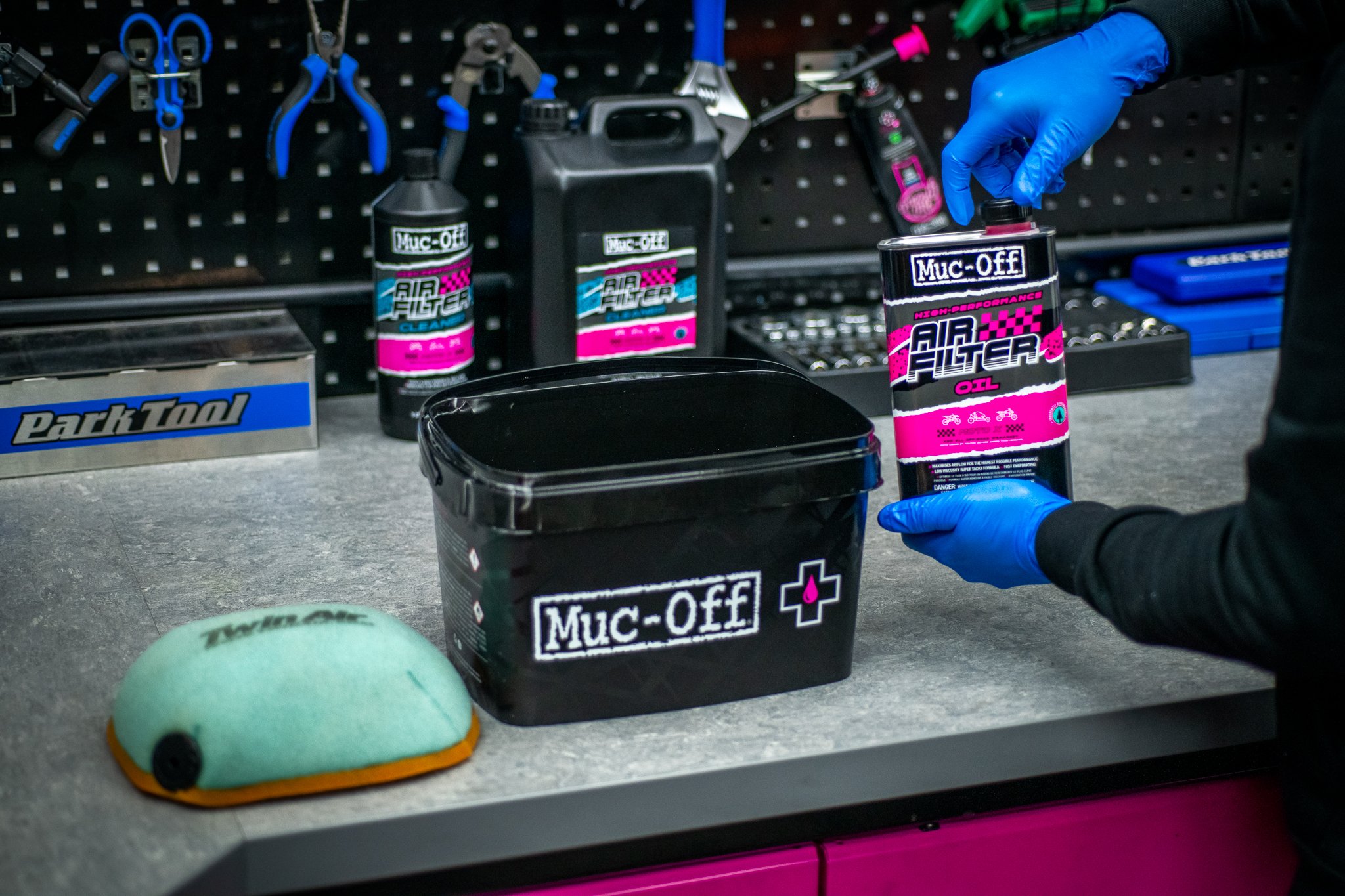 a Olej na pěnové vzduchové filtry MUC-OFF AIRFILTER OIL 1 litr 