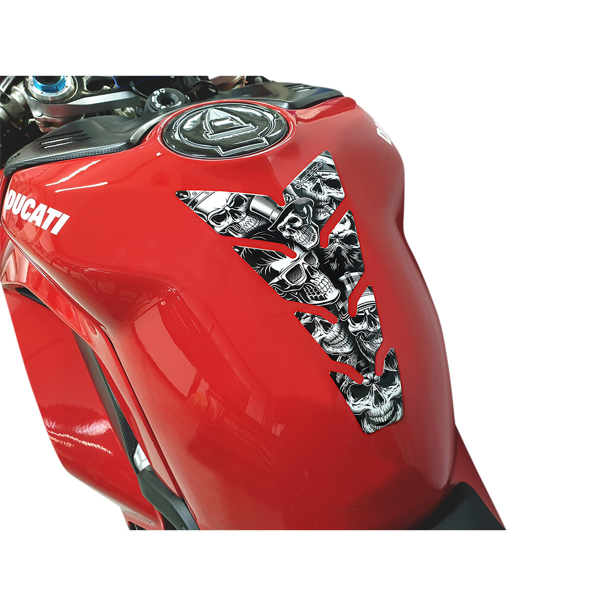 Samolepka - tank pad na nádrž motocyklu ONEDESIGN UNIVERSAL TANK PAD MAX SKULL S1 rozměr 223 mm x 134 mm