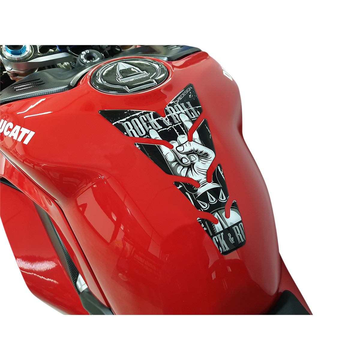 Samolepka - tank pad na nádrž motocyklu ONEDESIGN UNIVERSAL TANK PAD MAX ROCK&ROLL rozměr 223 mm x 134 mm