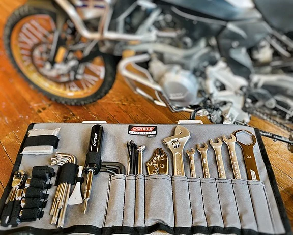 Cestovní sada nářadí CRUZTOOLS TOOLKIT ROADTECH B2 pro motocykly BMW