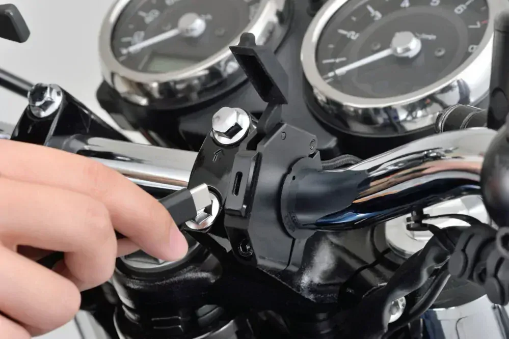 USB-C zásuvka tenká pro motocykl DAYTONA vstup DC12V, výstup 5V/3A, 9V/2A, 12V/1.5A, max. 18W