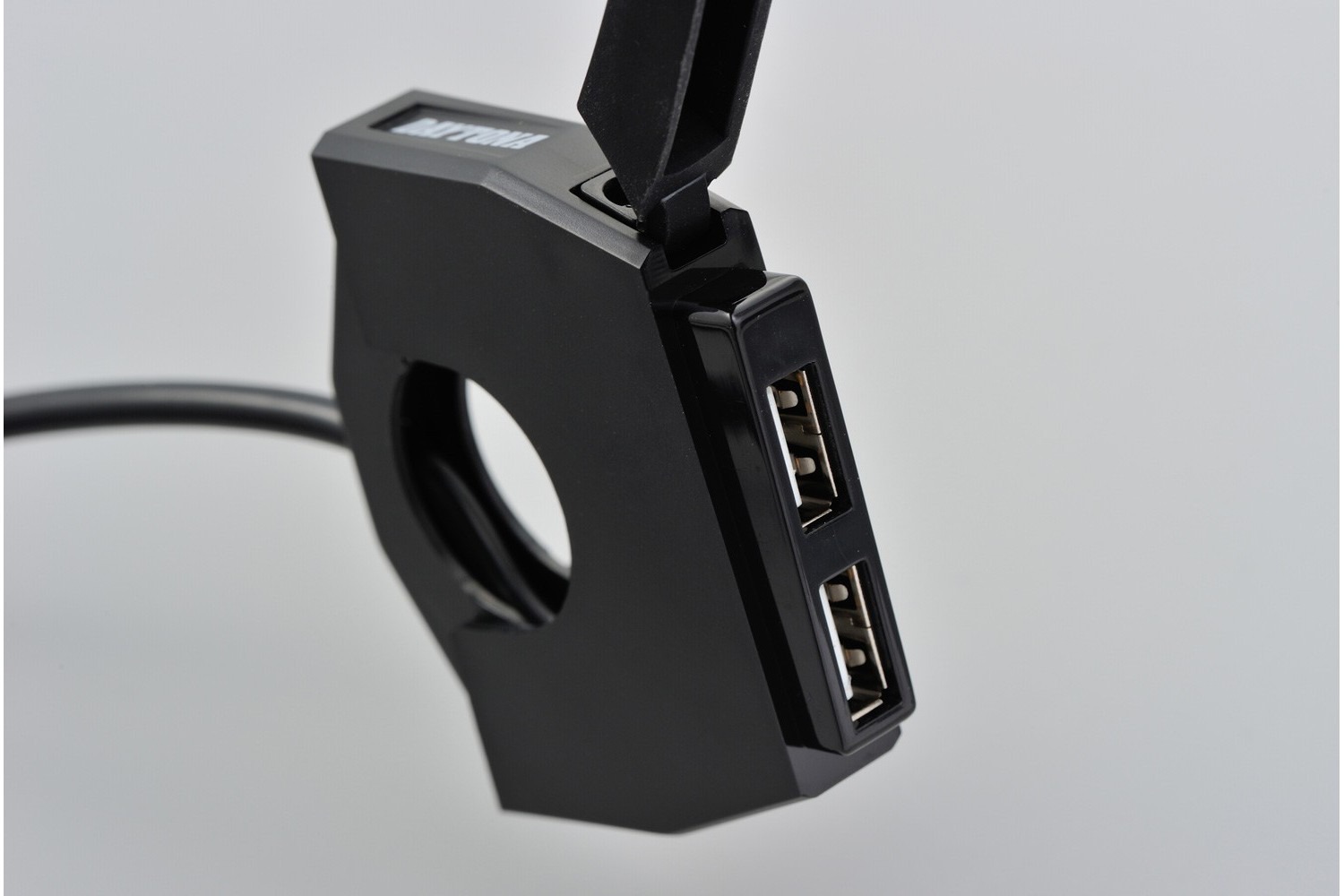USB-A zásuvka tenká dvojitá pro motocykl DAYTONA 2 USB porty (MAX 5V2,4A) - rozsah vstupního napětí: DC10V-16V
