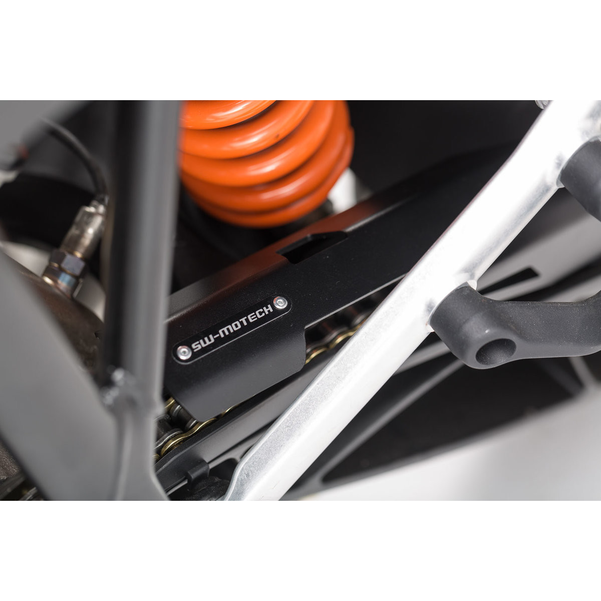 Prodloužení ochranného krytu řetězu motocyklu SW-MOTECH pro KTM Adventure 1050 2014-2020 