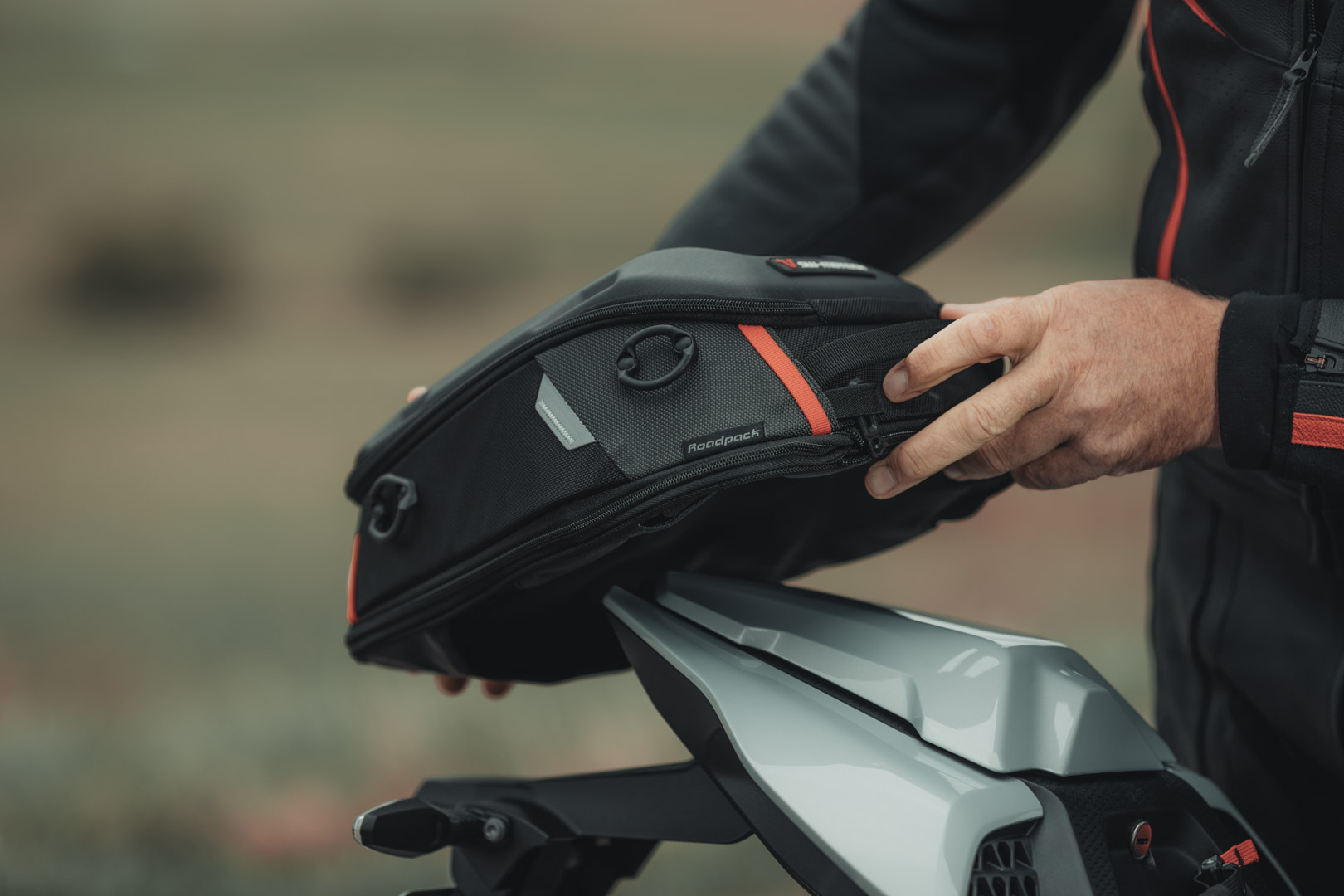 Zadní tank bag na motocykl SW-MOTECH PRO ROADPACK TAIL BAG, kapacita 8 až 14 litrů 
