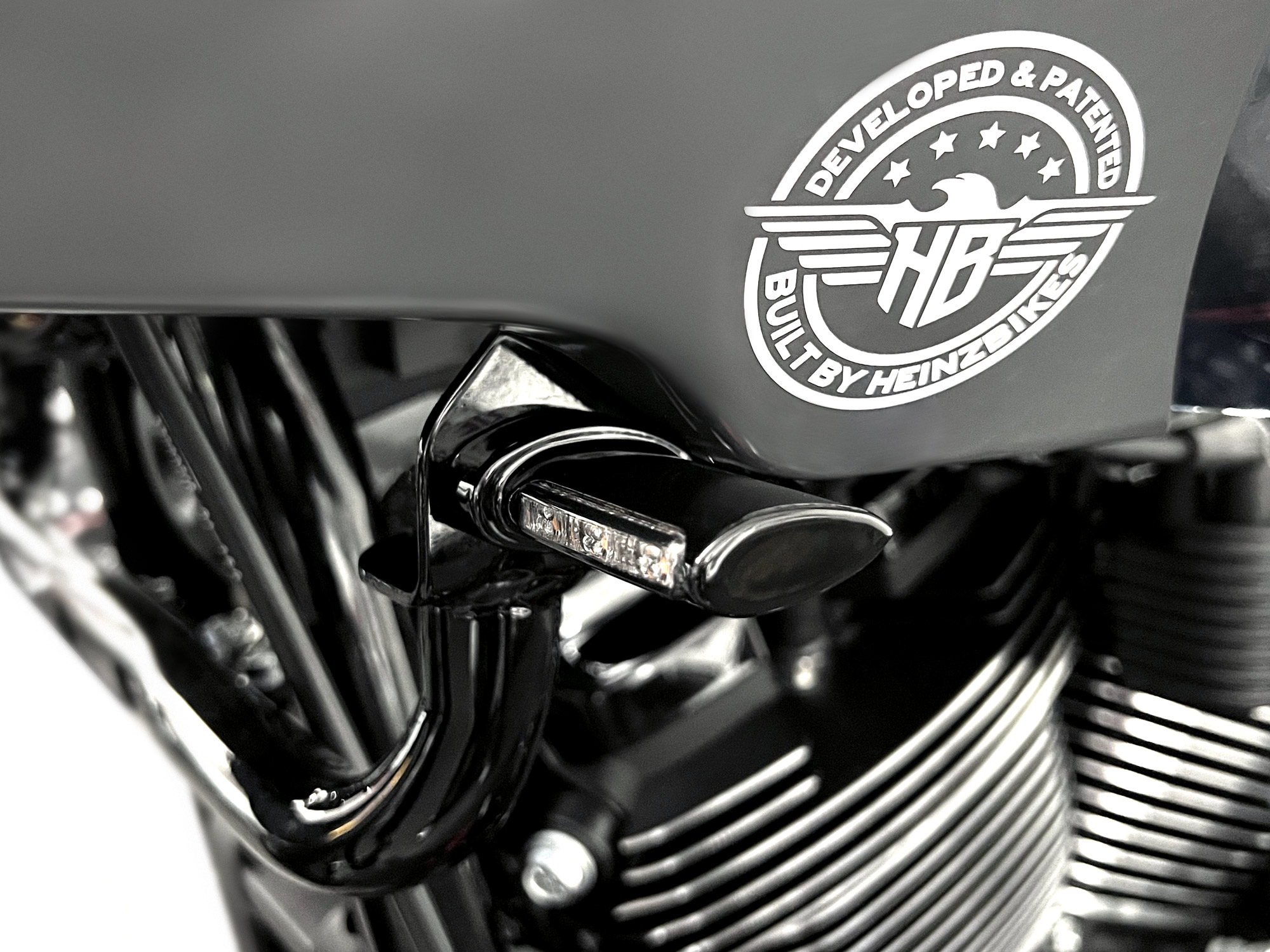 Přední blinkry pro motocykly HEINZ BIKES TURN SIGNALS verze CLASSIK ST, vhodné pro modely Harley-Davidson® LOW RIDER ST od roku 2022, barva černá, pár