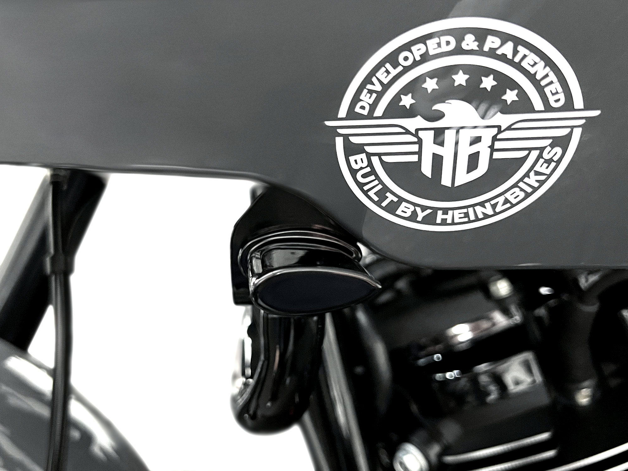 Poziční světla / přední blinkry pro motocykly HEINZ BIKES TURN SIGNALS verze CLASSIK ST, vhodné pro modely Harley-Davidson® LOW RIDER ST od roku 2022, barva černá, pár