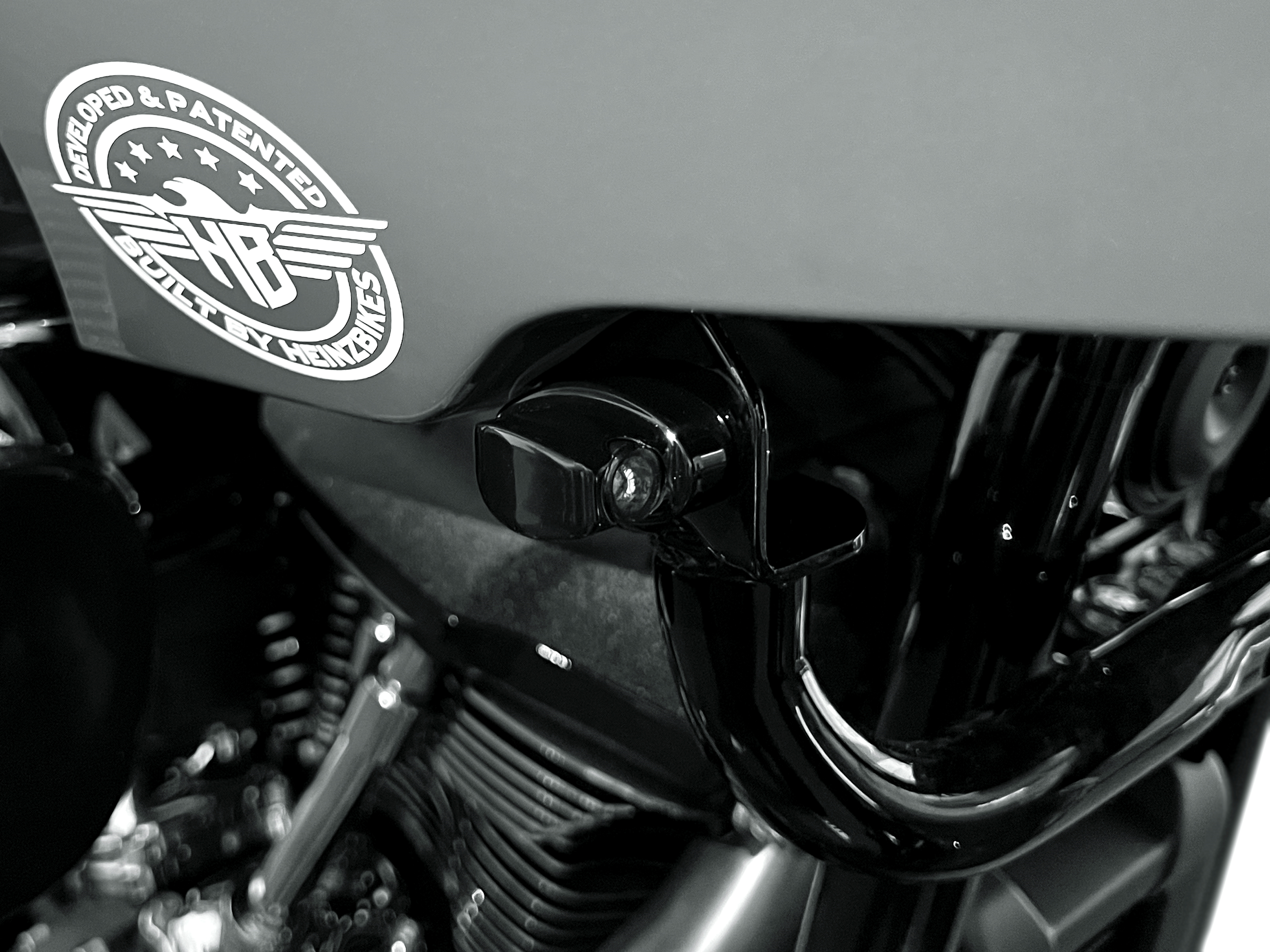 Blinkry pro motocykly HEINZ BIKES TURN SIGNALS verze NANO ST pro Harley-Davidson® LOW RIDER ST od roku 2022, barva černá, pár