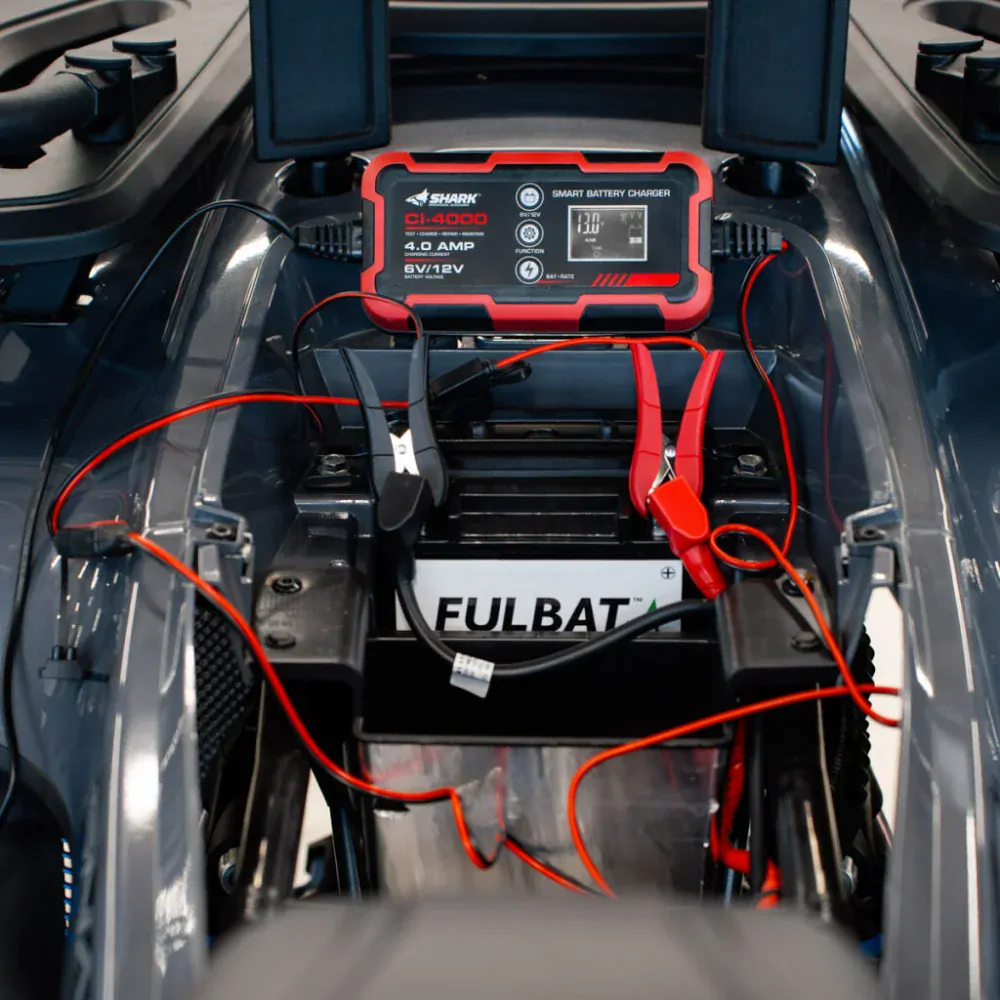 Inteligentní 4A nabíječka pro všechny 12V / 6V / nabíječka baterií SHARK BATTERY CHARGER CI-4000 LI-ION, AGM, GEL AJ. 