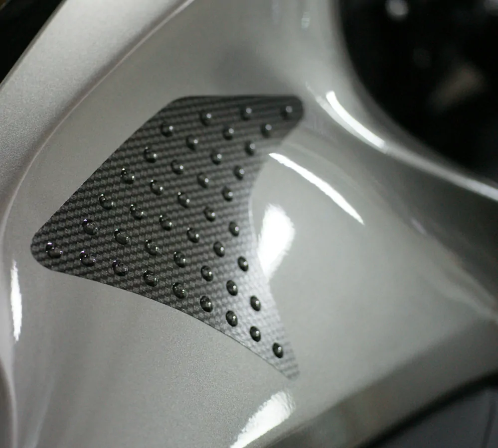 Samolepka - tank pad - tank grips ONEDESIGN LABELS RI LE BUBBLE na nádrž motocyklu, barva carbon, rozměr 14 cm x 14 cm  
