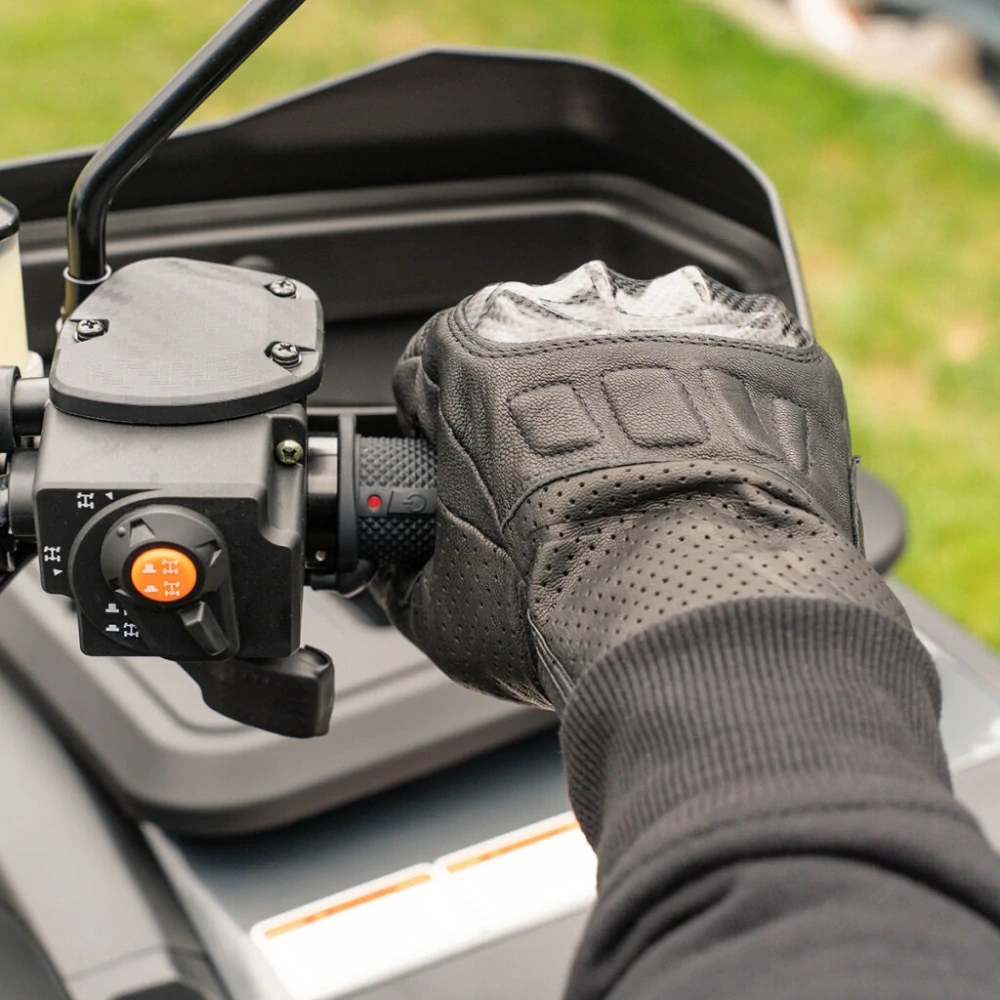 Vyhřívané rukojeti lock-on s ovládáním integrovaným přímo v rukojeti + výhřev palce pro čtyřkolky a sněžné skútry SHARK HEATED GRIPS LOCK ON 4 ZONE pro řídítka o průměru 22 mm