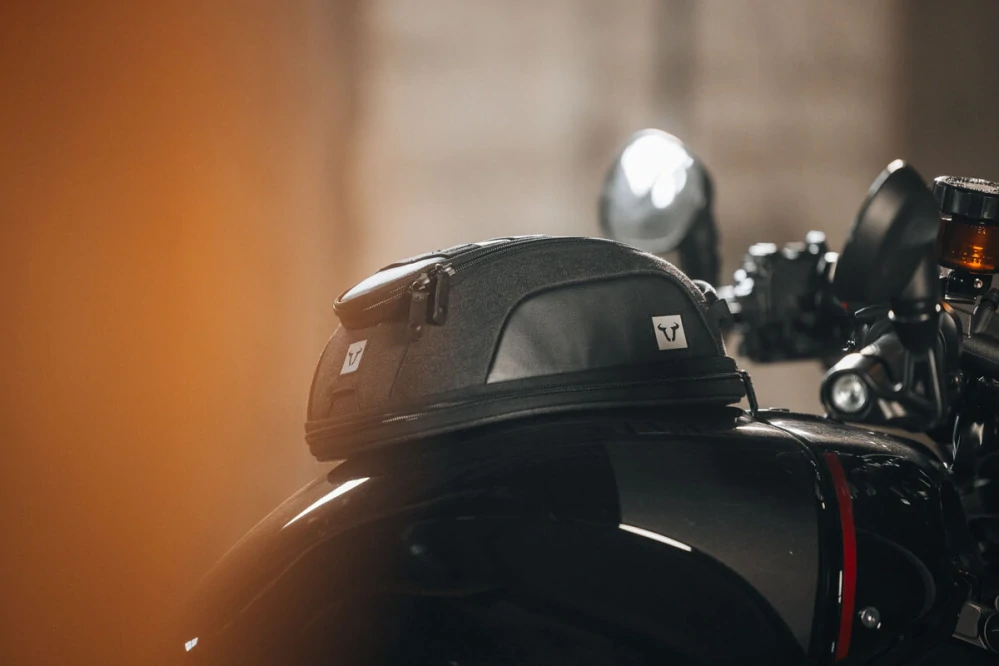 Tank bag na nádrž motocyklu SW MOTECH TANKBAG MAGNET LEGEND LT3 BARVA ČERNÁ objem 3,5–5,5 l