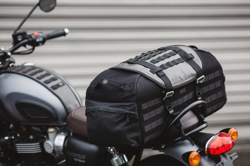Zadní sedadlová motocyklová textilní brašna SW MOTECH LEGEND GEAR TAILBAG LR2 barva černá/hnědá, celkový objem 48 litrů 