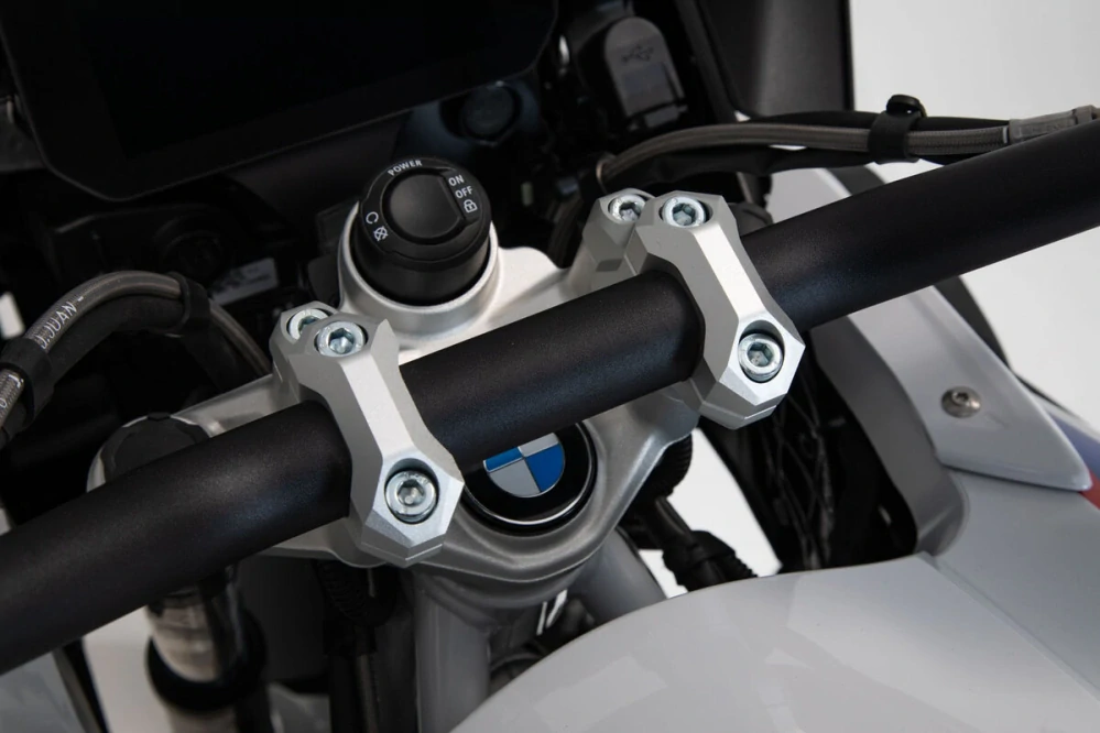 Zvýšení / vyvýšení řidítek motocyklu SW-MOTECH pro BMW viz popis , zvýšení o 32  mm, barva stříbrná