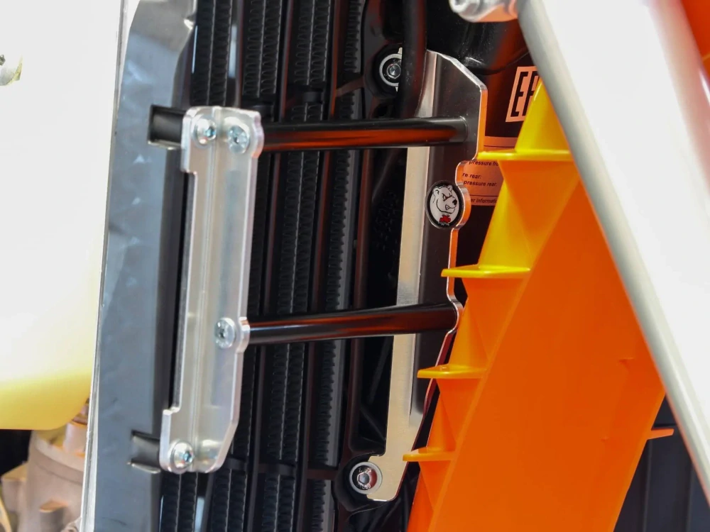 Výztuhy chladičů motocyklu AXP RACING RADIATOR BRACES pro HUSQVARNA FE 250/ 350/ 450/ 501 rok 2024-2025