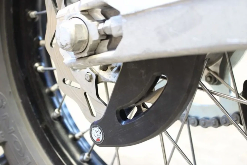 Kryt zadního brzdového kotouče motocyklu AXP RACING REAR DISC GUARD pro SHERCO SEF 250/300 FACTORY rok 2012-2025
