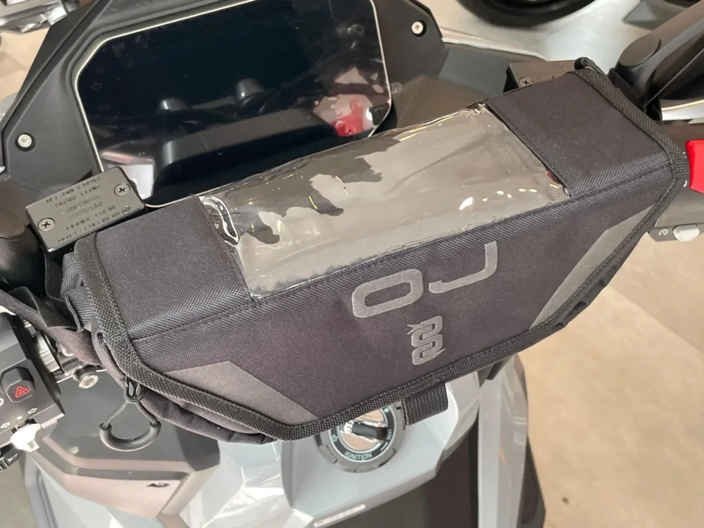 Textilní taška na řidítka motocyklu OJ ATMOSFERE FRONT BAG HANDLE 	M2500 objem 2 litry, barva černá 