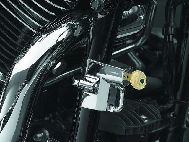 Zámek na motocyklovou přilbu KURYAKYN UNIVERSAL HELMET LOCK KUR4220 barva chromová, rozsah uchycení: 22,2–31,8 mm (7/8" – 1 1/4")  