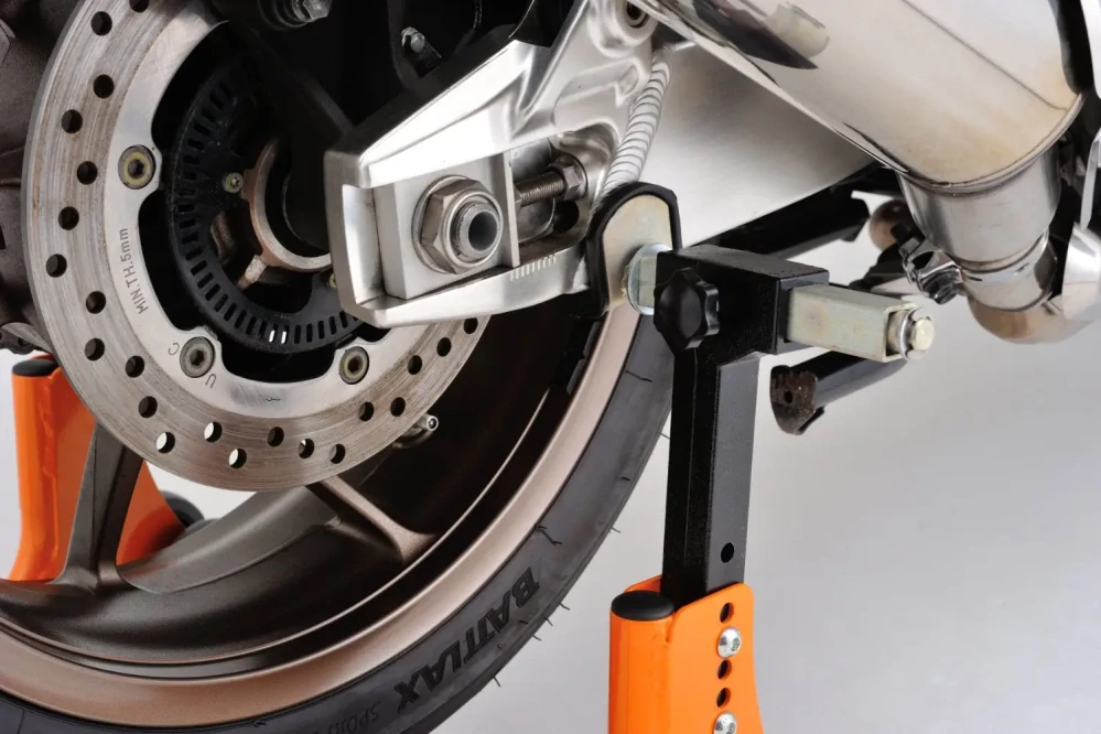 Nastavitelný motocyklový zadní stojan DAYTONA ADJUSTABLE REAR STAND 27934 barva oranžová/černá, nosnost stojanu 200 kg