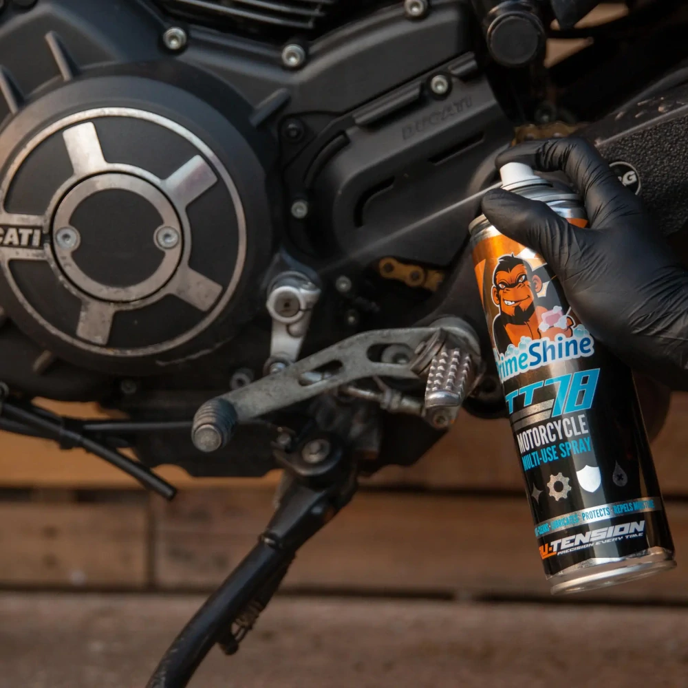 Sprej speciálně vyvinutý k čištění a ochraně motocyklových dílů TRU TENSION PRIMESHINE TT78 MULTI USE SPRAY M011 balení 500 ml 