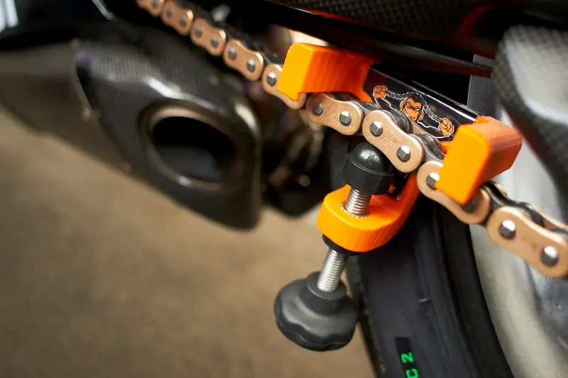 Měřič napnutí řetězu motocyklového řetězu TRU TENSION MOTORCYCLE CHAIN TENSIONING TOOL M001