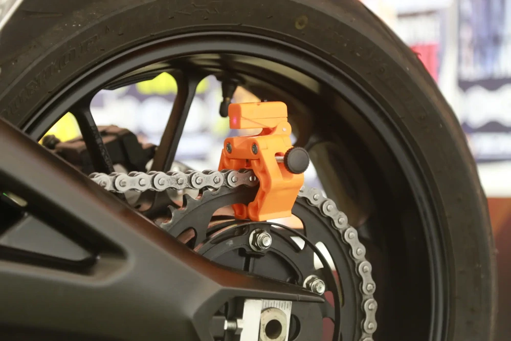 Laserový přípravek pro přesné seřízení zadního kola motocyklu TRU TENSION MOTORCYCLE CHAIN TENSIONING TOOL M002 