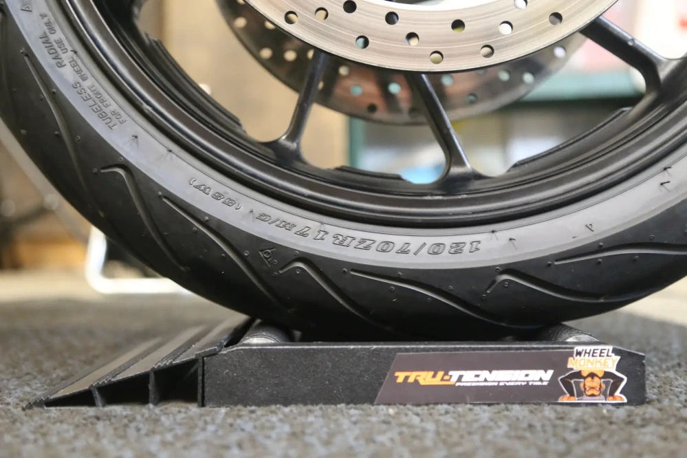 Rolnový stojan pro motocykly TRU TENSION MOTORCYCLE WHEEL ROOLER STAND M004 pro motocykly všech značek s hmotností až 226 kg