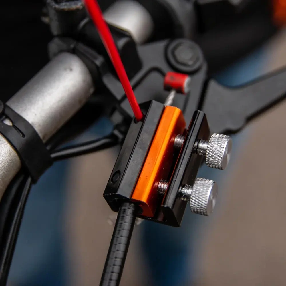 Mazací přípravek na lanka / Maznice lanovodů / přípravek na mazání bowdenu a lanka u motocyklu TRU TENSION CABLE LUBRICATOR M034