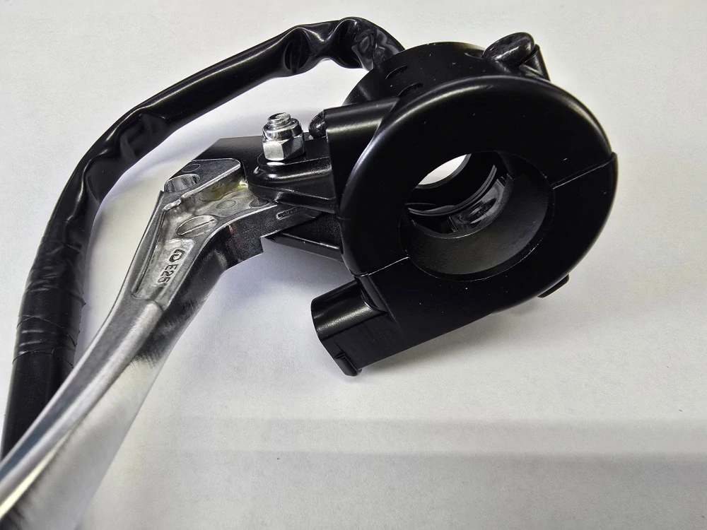 a Originální díl YAMAHA - pravý přepínač pro YAMAHA PW 50 originální číslo 5PG-82920-01 LEVER HOLDER ASSY (RIGHT)