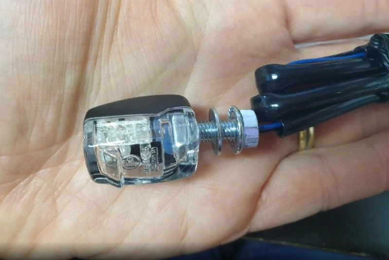 A Univerzální mini zadní LED blinkry PARTS EUROPE TURN SIGNAL ČERNÉ / ČIRÉ SKLO - PÁR