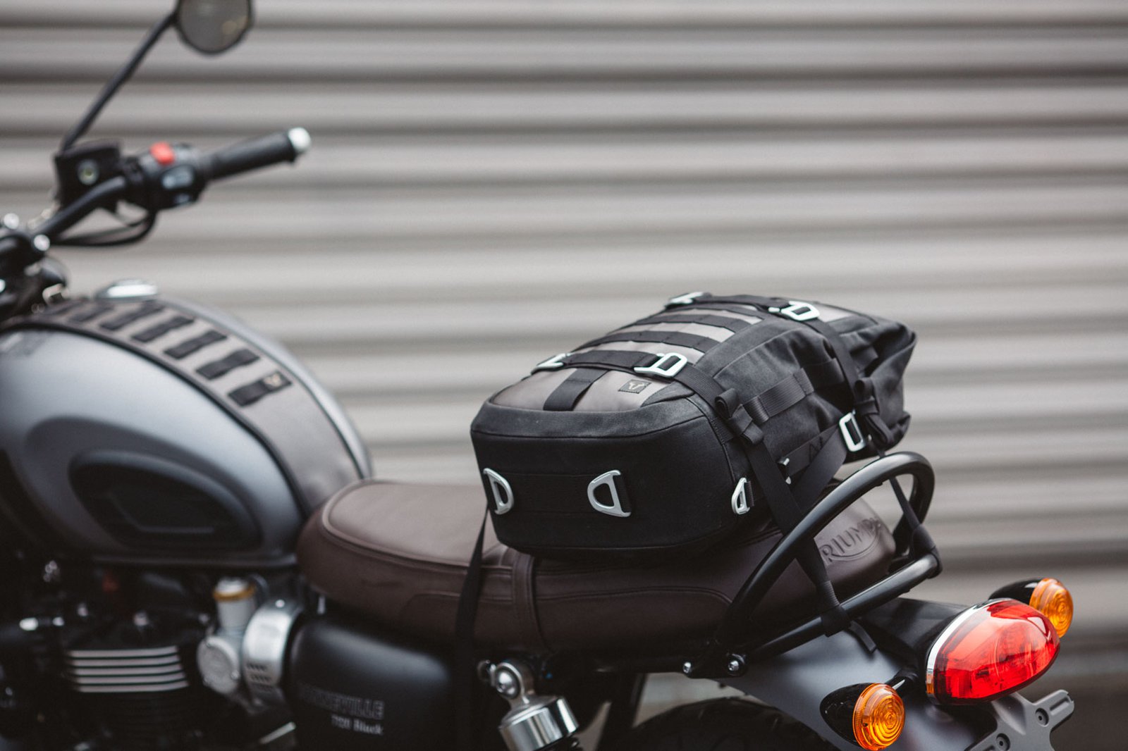 Textilní batoh - brašna na motocykl SW MOTECH LEGEND GEAR TAILBAG LR1 šedá/černá, kapacita 17,5 litru