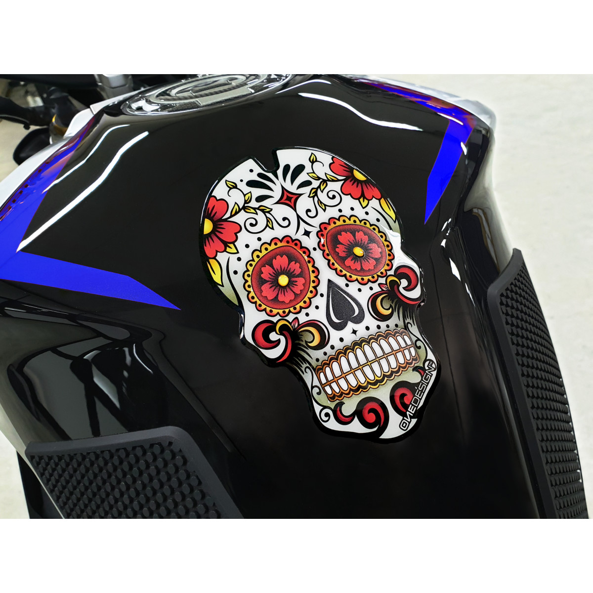 A Samolepka - tank pad na nádrž motocyklu ONEDESIGN RED/ČERVENÁ SKULL 100mmx156,5mm
