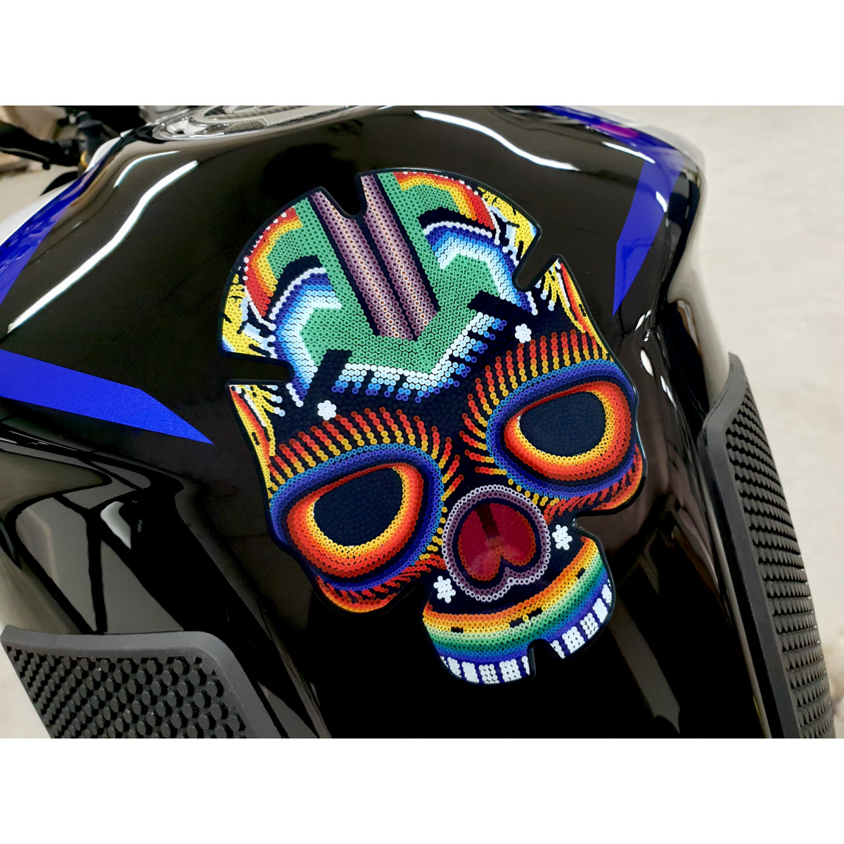 Samolepka - tank pad na nádrž motocyklu ONEDESIGN COLOURED SKULL rozměr 152mmx211mm 