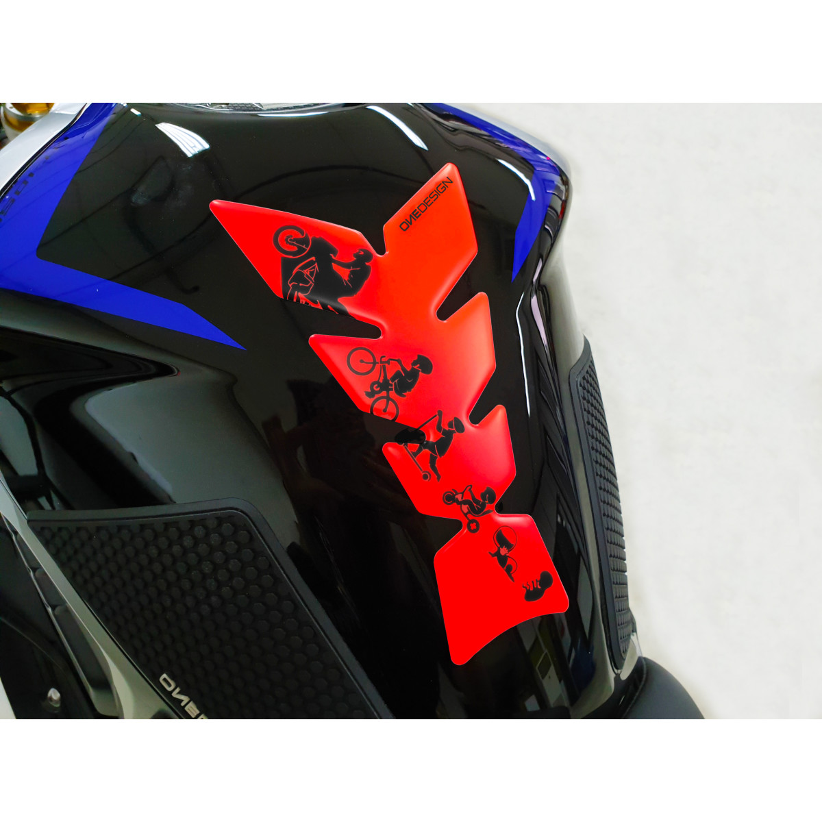 Samolepka - tank pad na nádrž motocyklu ONEDESIGN TANKPAD MOON FLUO ČERVENÁ 123mm x 213,8mm 