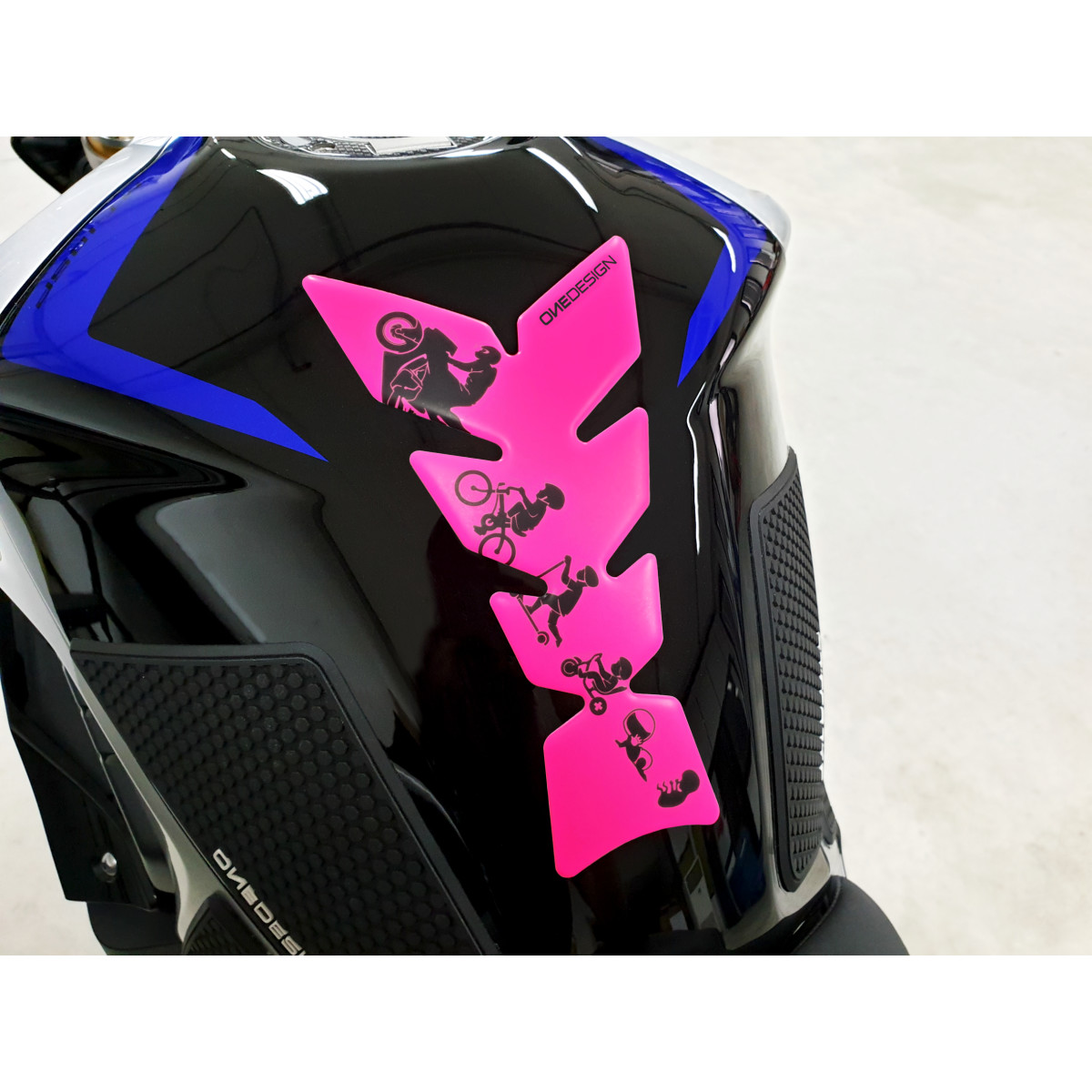Samolepka - tank pad na nádrž motocyklu ONEDESIGN TANKPAD MOON FLUO RŮŽOVÁ 123mm x 213,8mm 