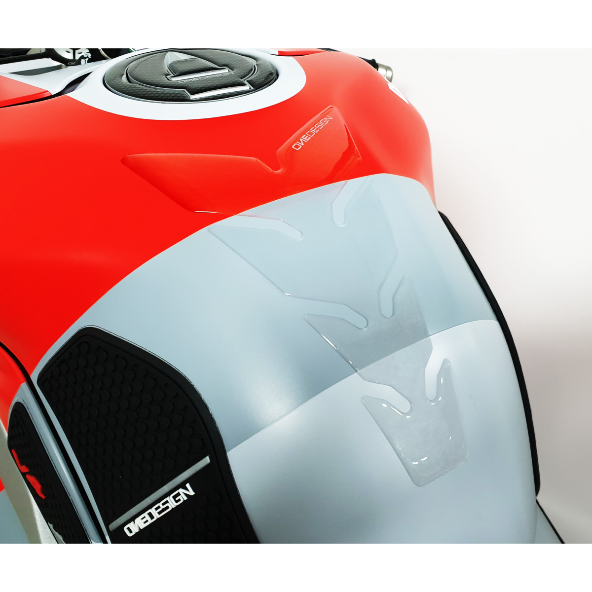Samolepka - tank pad na nádrž motocyklu ONEDESIGN TANKPAD TRANSPARENTNÍ/PRŮHLEDNÝ rozměr 134mm x 223mm