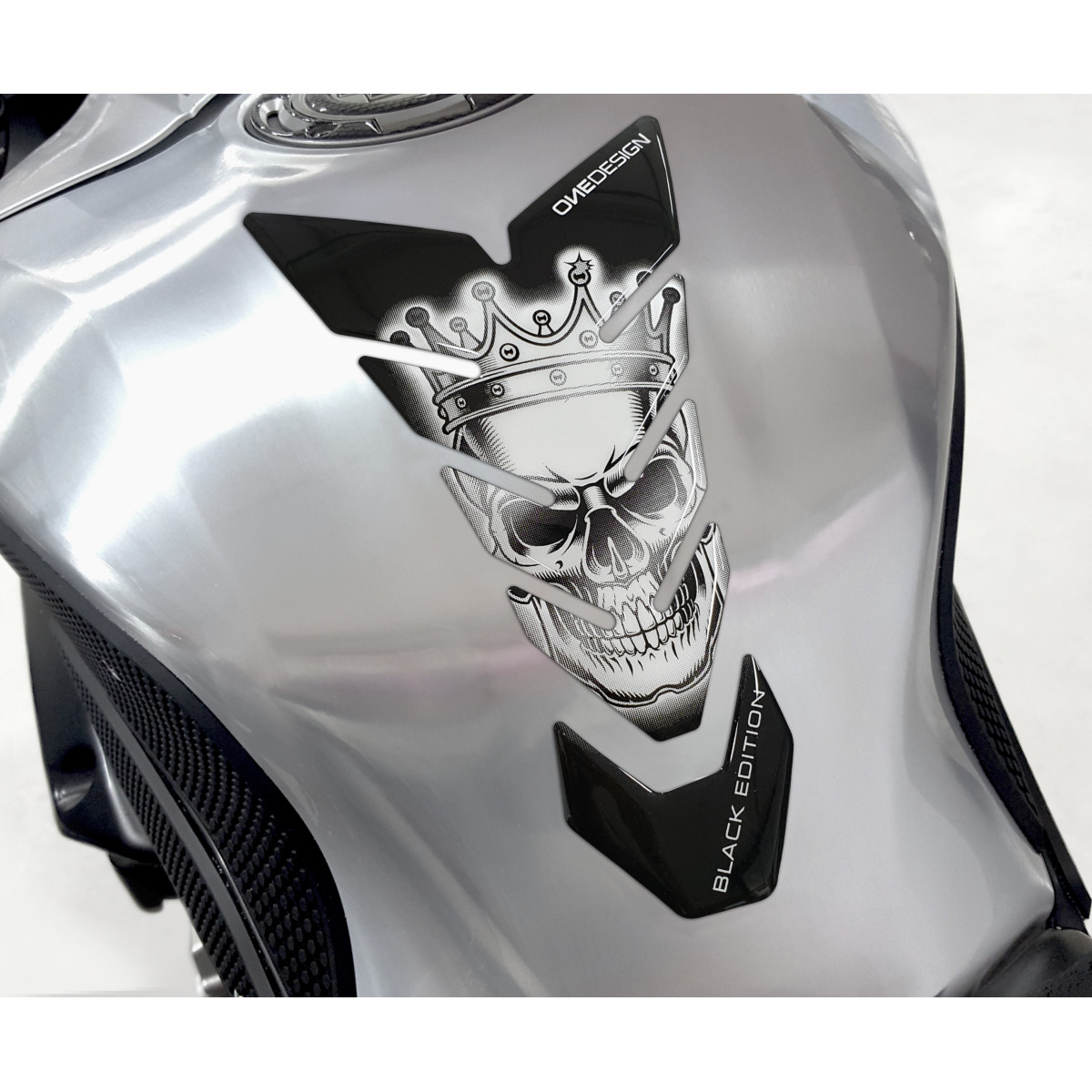 Samolepka - tank pad na nádrž motocyklu ONEDESIGN TANKPAD KING/KRÁL rozměr 134mm x 230 mm
