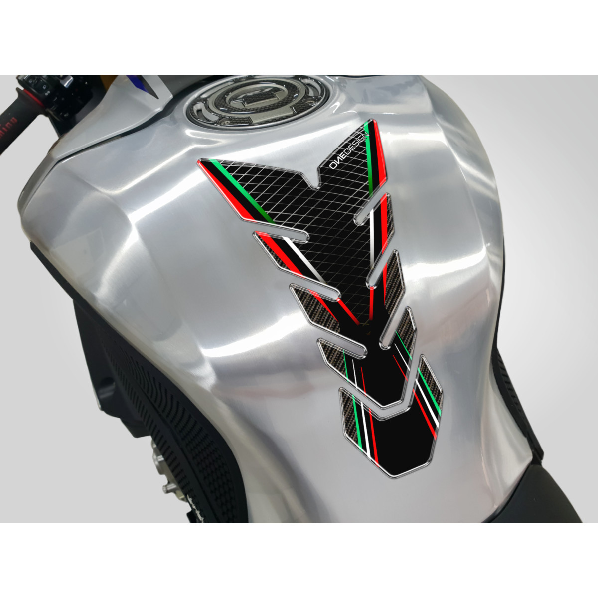 Samolepka - tank pad na nádrž motocyklu ONEDESIGN TANKPAD BLACK/RED/GREEN rozměr 134mm x 230 mm