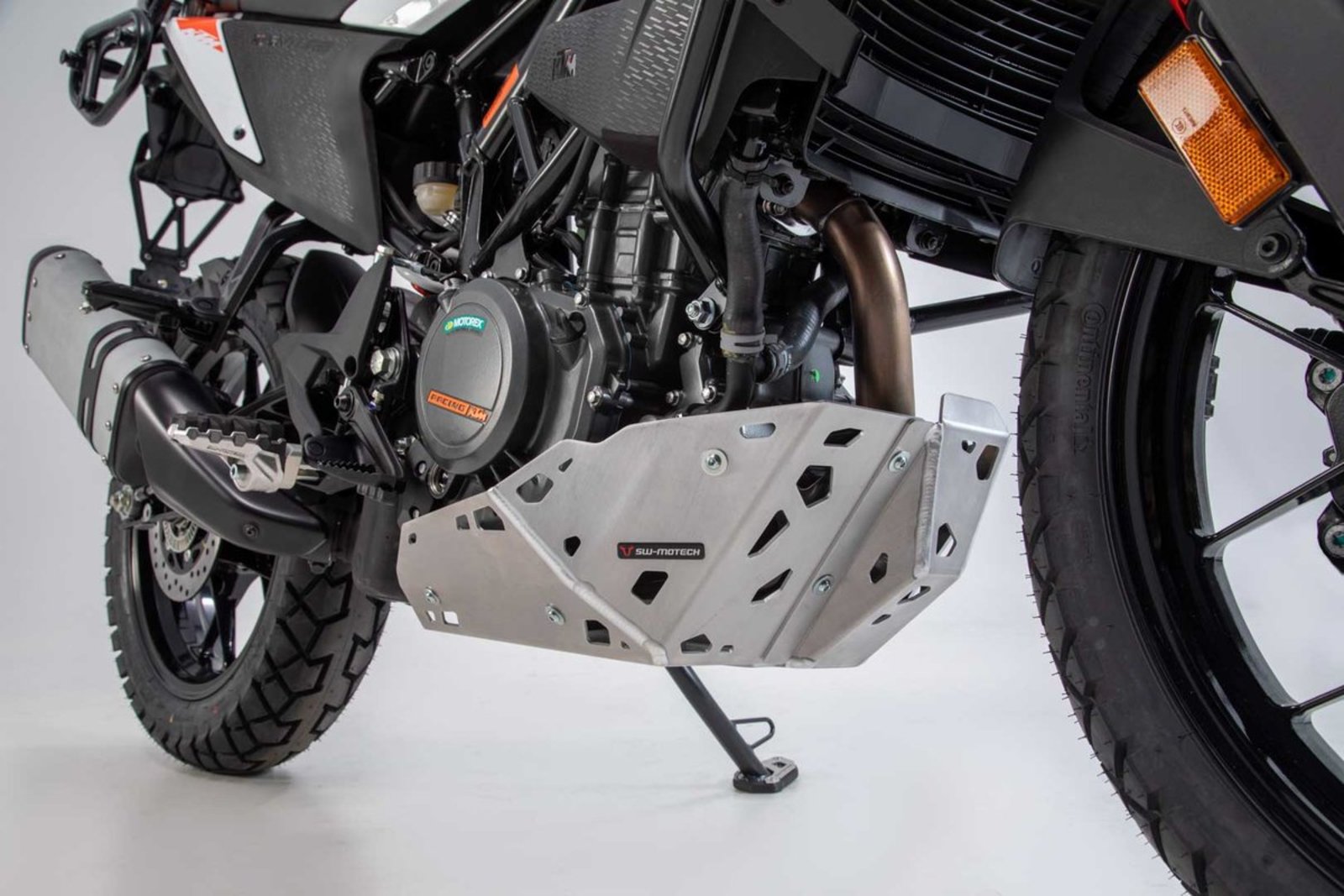 Ochranný kryt motoru motocyklu SW MOTECH pro KTM Adventure 390 2019-2020 stříbrná